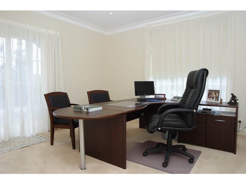 8 Domenics Place, Grasmere NSW 2570