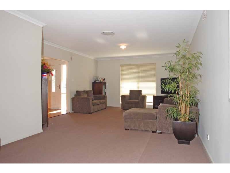 8 Jackey Drive, Camden Park NSW 2570