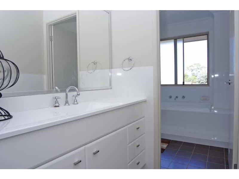 8 Jackey Drive, Camden Park NSW 2570