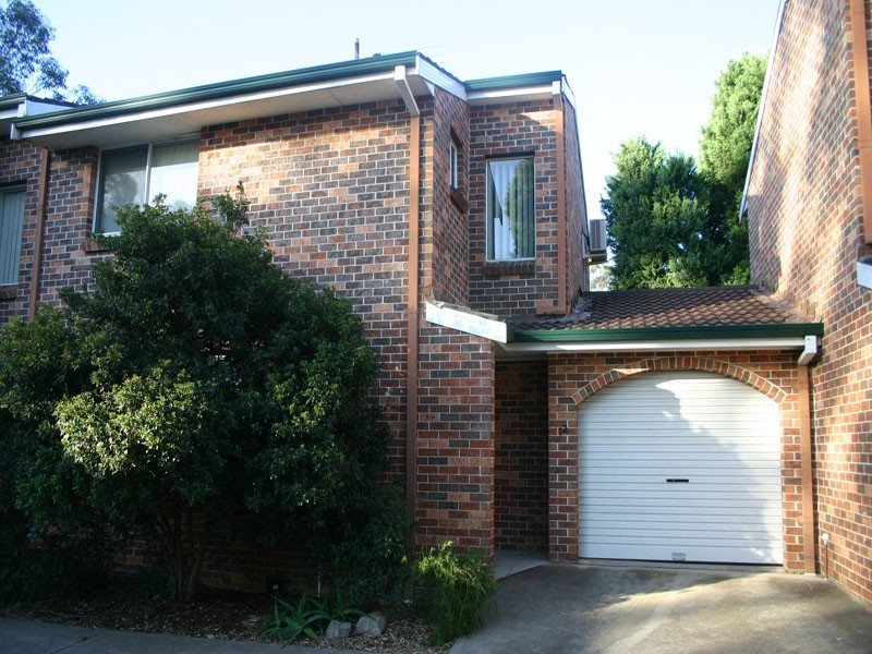 12/18 Hosking Crescent, Glenfield NSW 2167