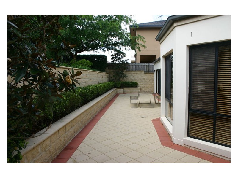 2  Laird Court, Macquarie Links NSW 2565