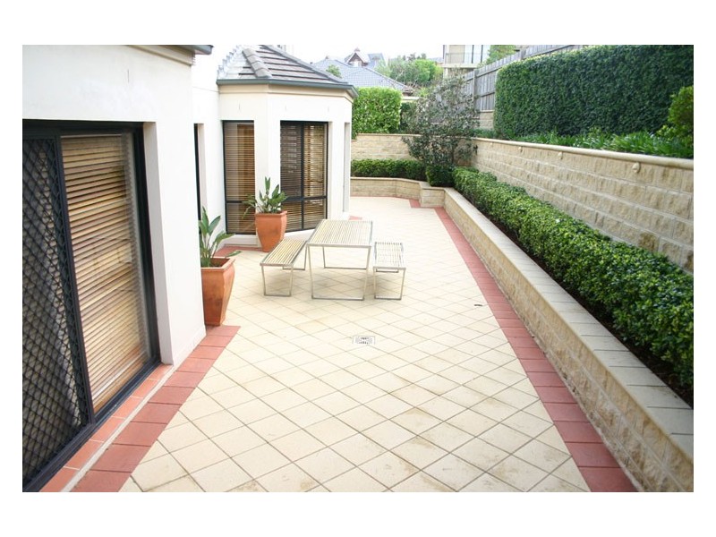 2  Laird Court, Macquarie Links NSW 2565