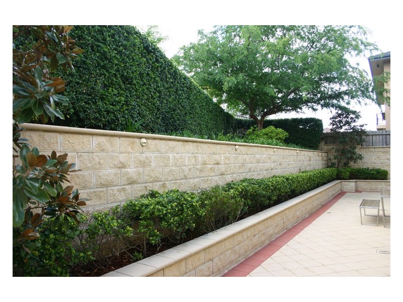 2  Laird Court, Macquarie Links NSW 2565