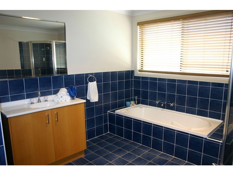 2 Laird Court, Macquarie Links NSW 2565