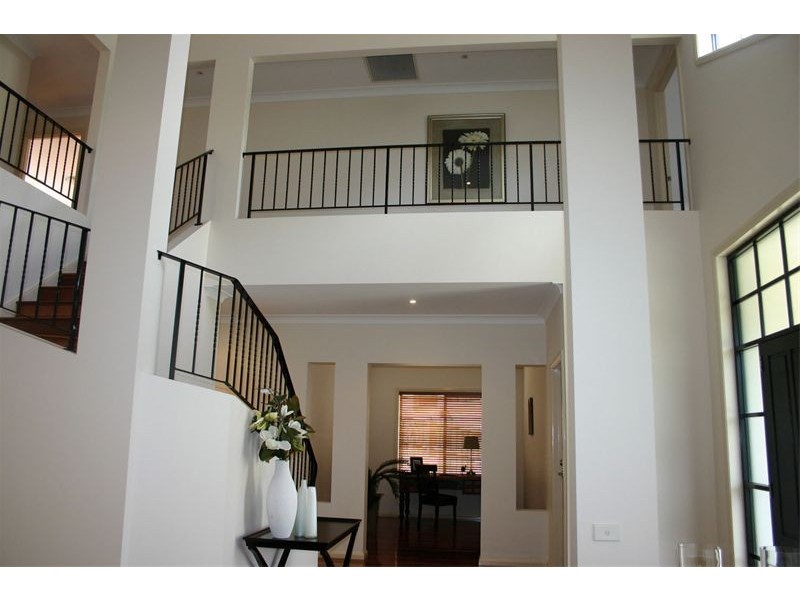 2 Laird Court, Macquarie Links NSW 2565