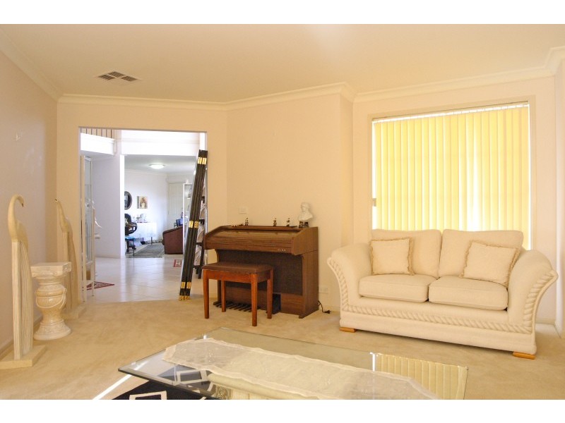 6 Hebrides Avenue, Macquarie Links NSW 2565