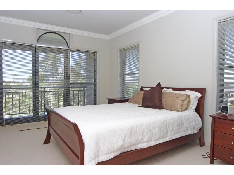 37 Strathwallen Close, Macquarie Links NSW 2565