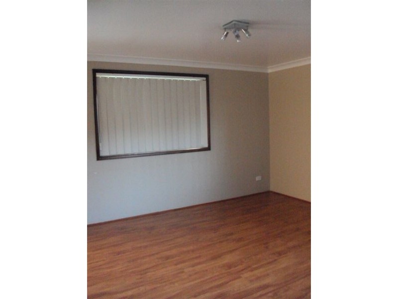 12/18  Hosking Crescent, Glenfield NSW 2167