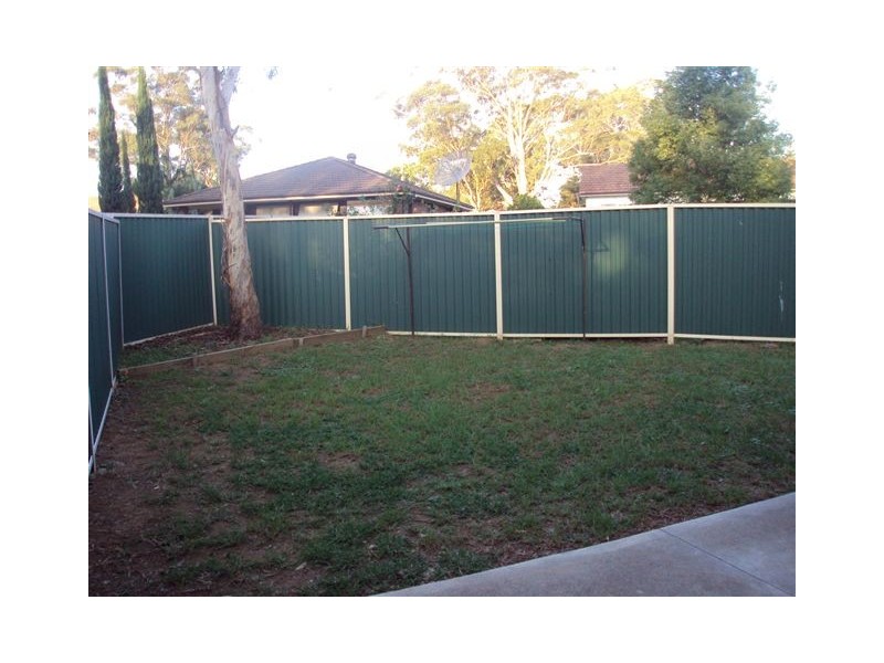 12/18  Hosking Crescent, Glenfield NSW 2167