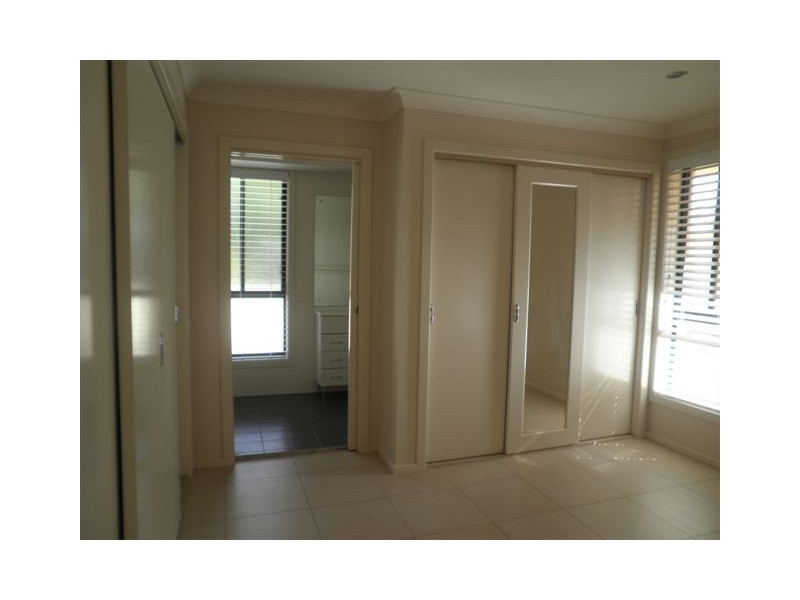 5 McBrien Place, The Oaks NSW 2570