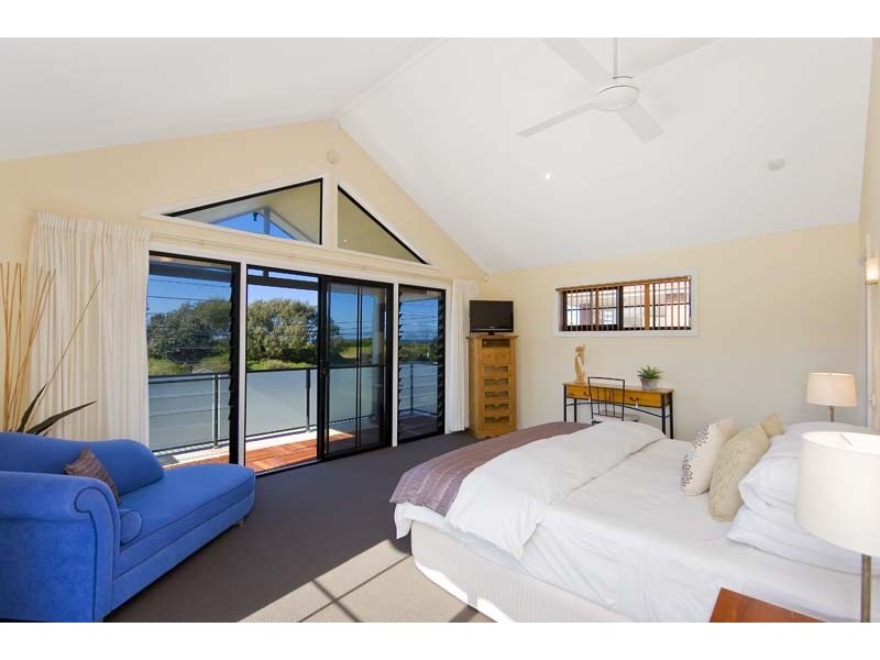 84 Carrington Parade, Curl Curl NSW 2096
