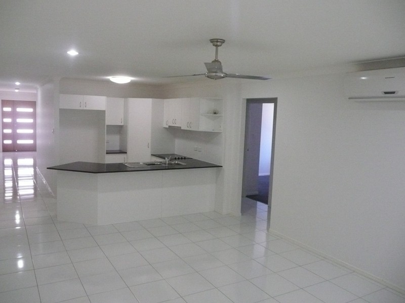 2/7 Amaray Drive, Upper Coomera QLD 4209