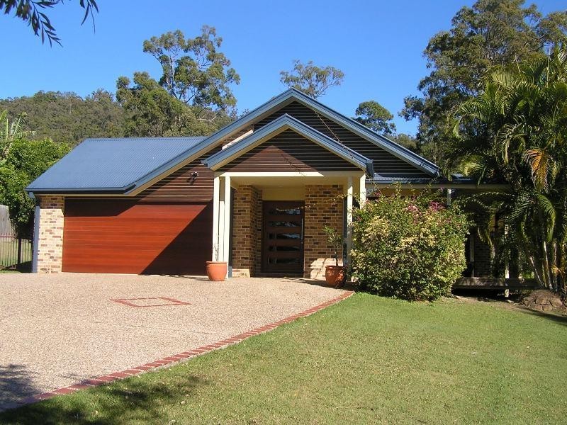 4 Centre Court, Oxenford QLD 4210