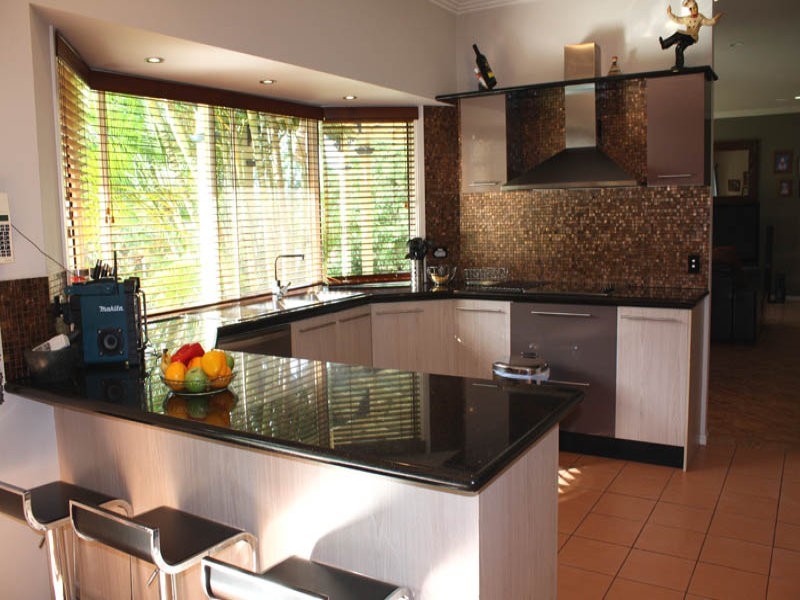 4 Centre Court, Oxenford QLD 4210