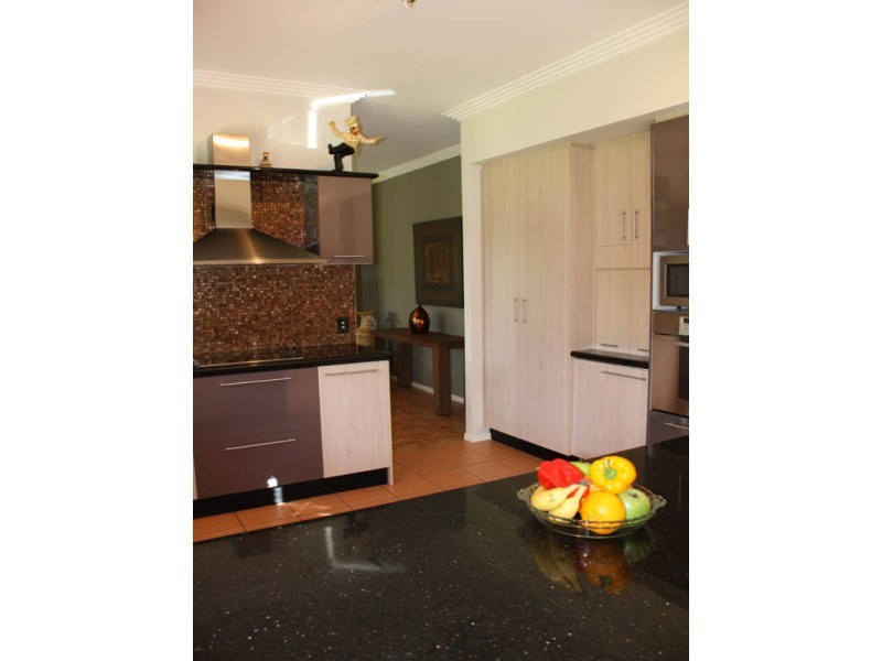 4 Centre Court, Oxenford QLD 4210