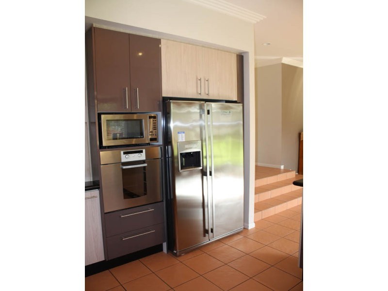 4 Centre Court, Oxenford QLD 4210