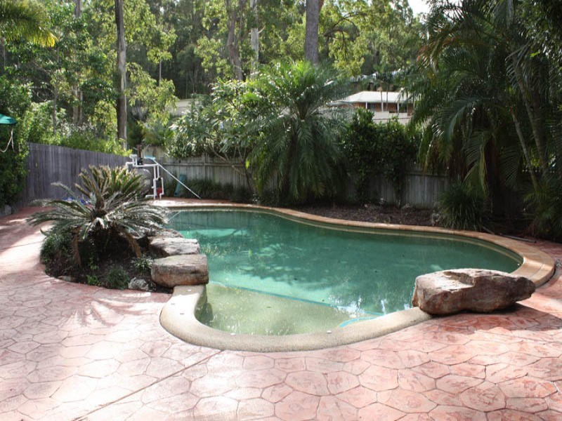 4 Centre Court, Oxenford QLD 4210