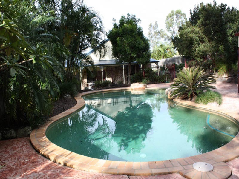 4 Centre Court, Oxenford QLD 4210