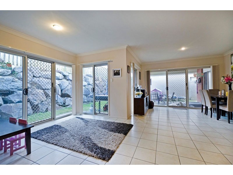 14 Sheffield Cct, Pacific Pines QLD 4211