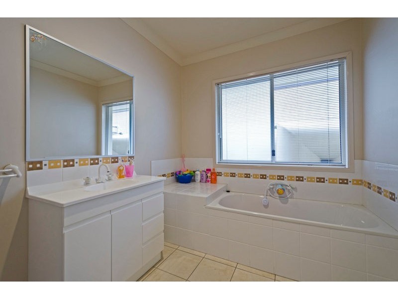 14 Sheffield Cct, Pacific Pines QLD 4211