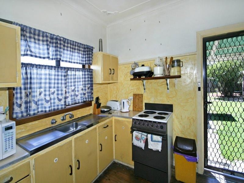 2  Trafalgar Avenue, Woy Woy NSW 2256