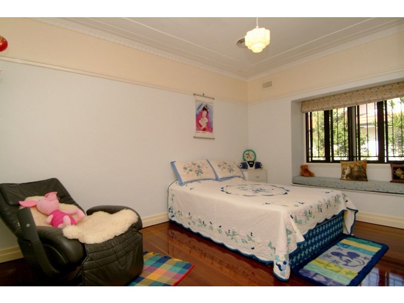 10 Grays Road, Hamilton QLD 4007