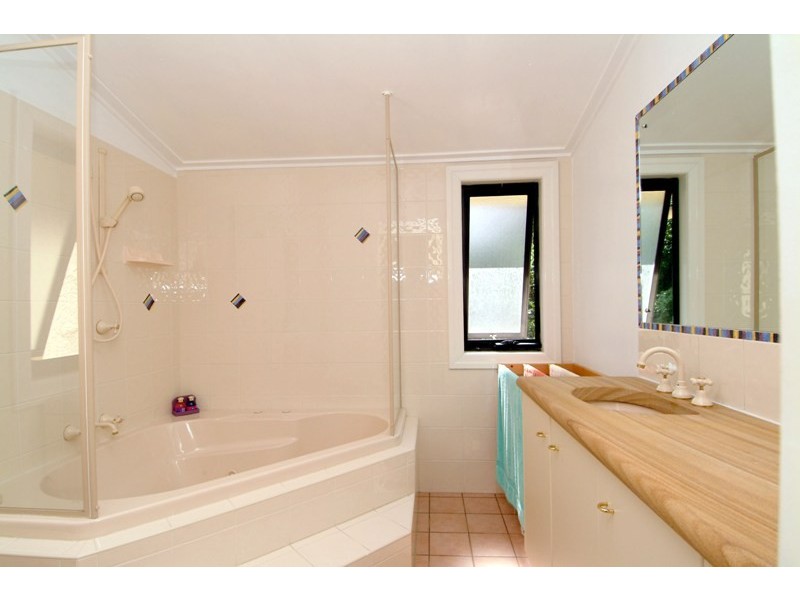 10 Grays Road, Hamilton QLD 4007