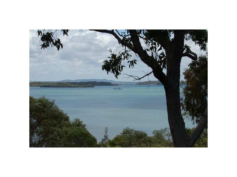 16 Thompson Esplanade, Russell Island QLD 4184