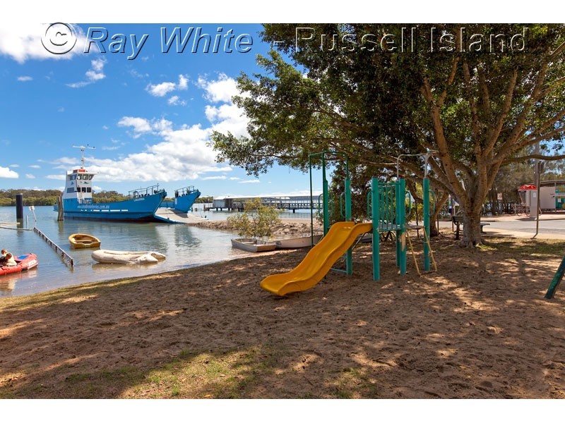 6 Flinders St, Russell Island QLD 4184