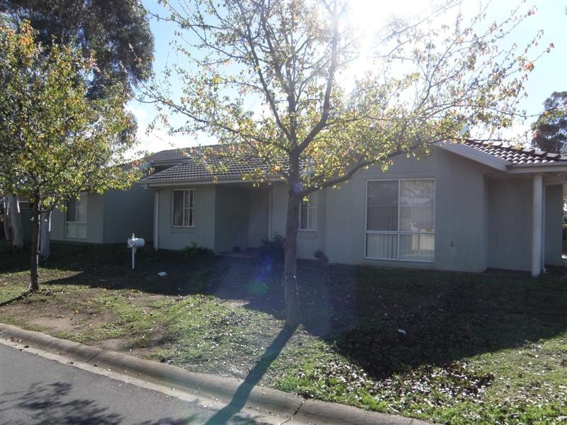 2 Outram Place, Currans Hill NSW 2567