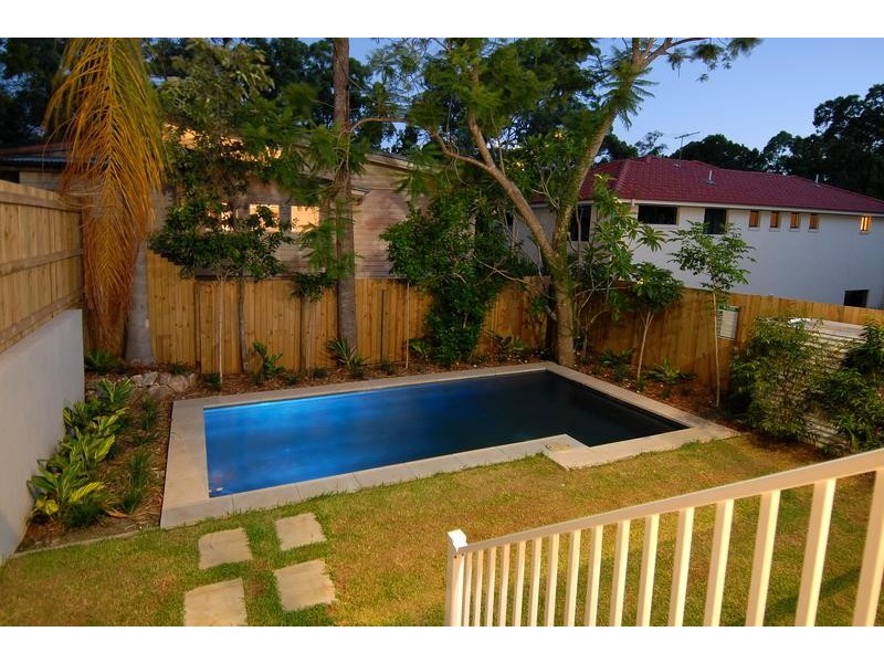 22A Eleventh Avenue, St Lucia QLD 4067