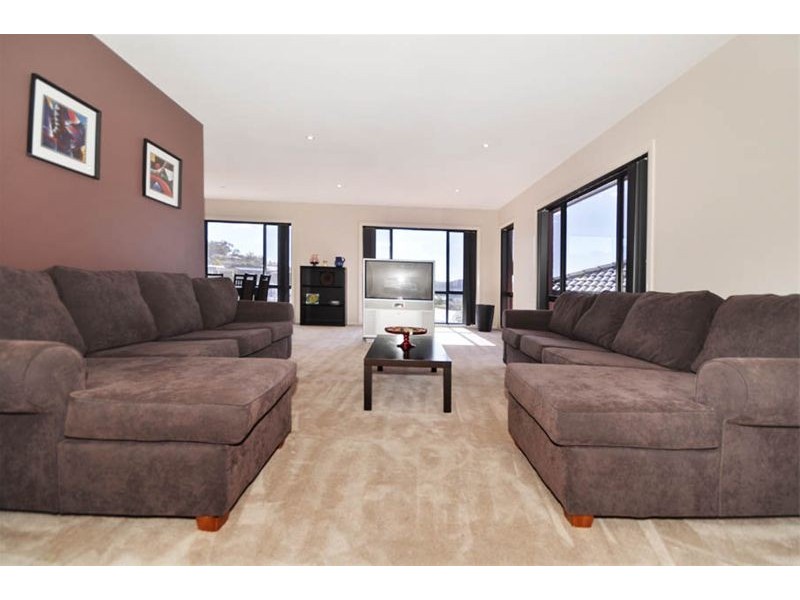 16 Dennis Place, Jerrabomberra NSW 2619