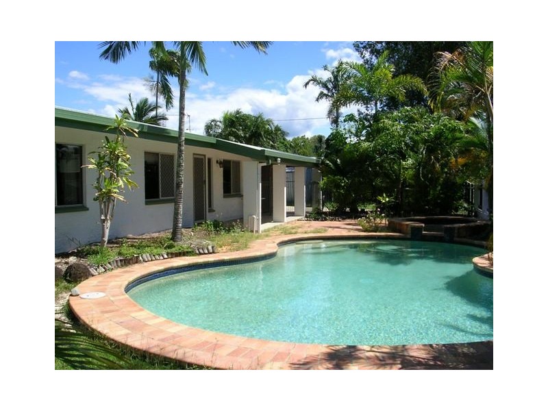 Holloways Beach QLD 4878