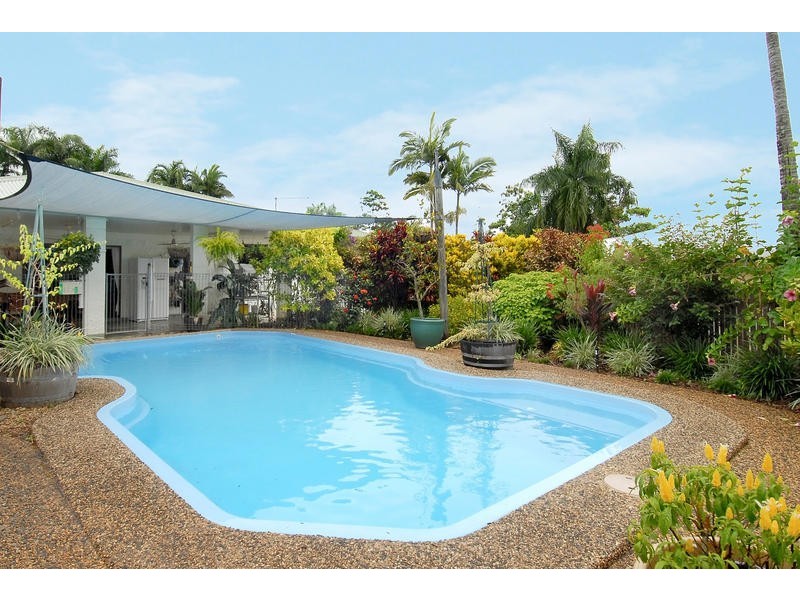 6 Redfern Place, Mooroobool QLD 4870