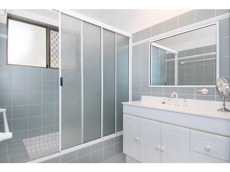 6 Redfern Place, Mooroobool QLD 4870