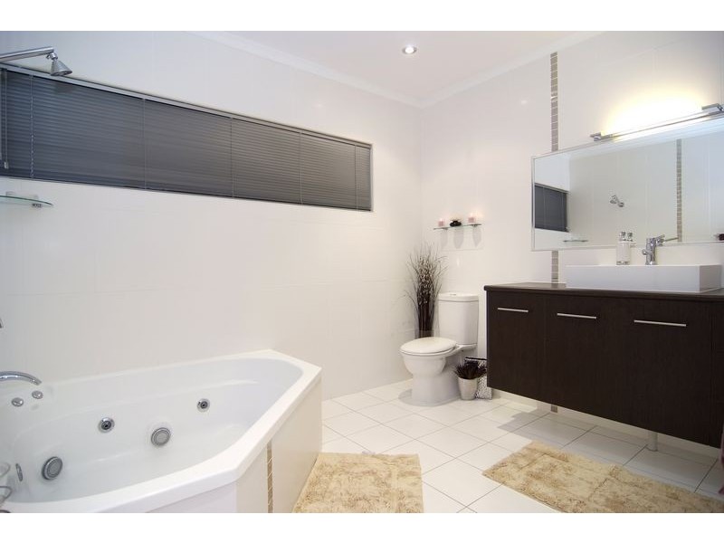 10 Caesar Close, Mooroobool QLD 4870