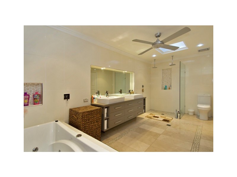 146  Greenslopes Street, Edge Hill QLD 4870