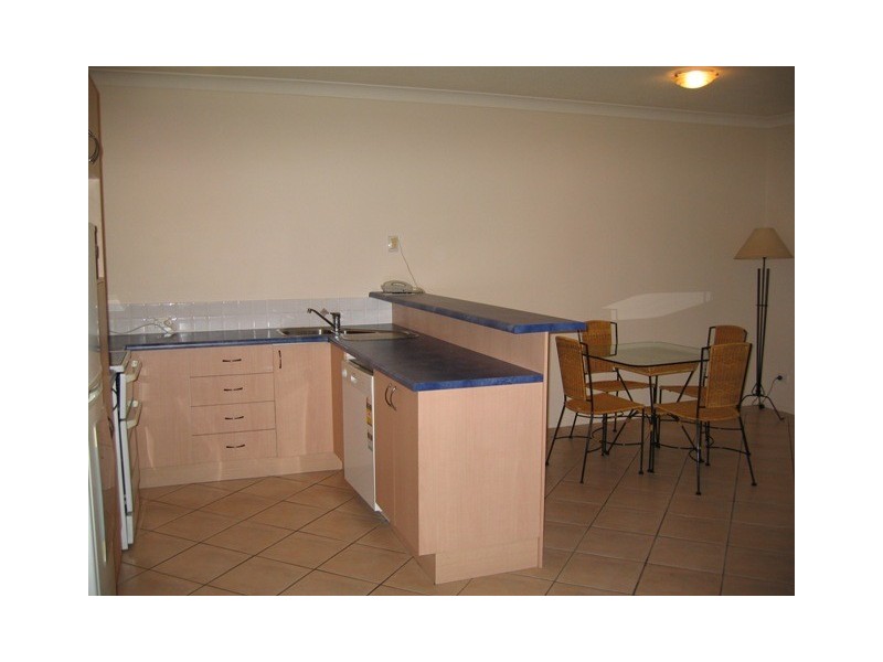 8/255 Lake Street, Cairns North QLD 4870