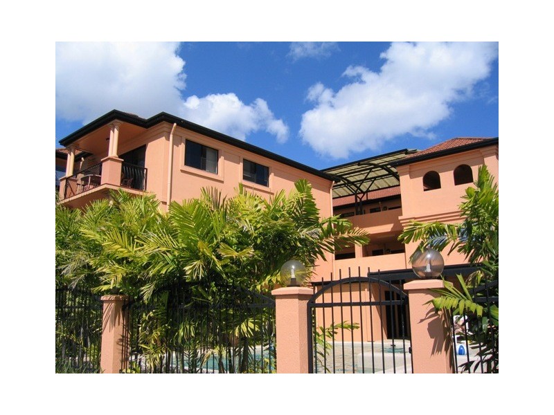8/255 Lake Street, Cairns North QLD 4870