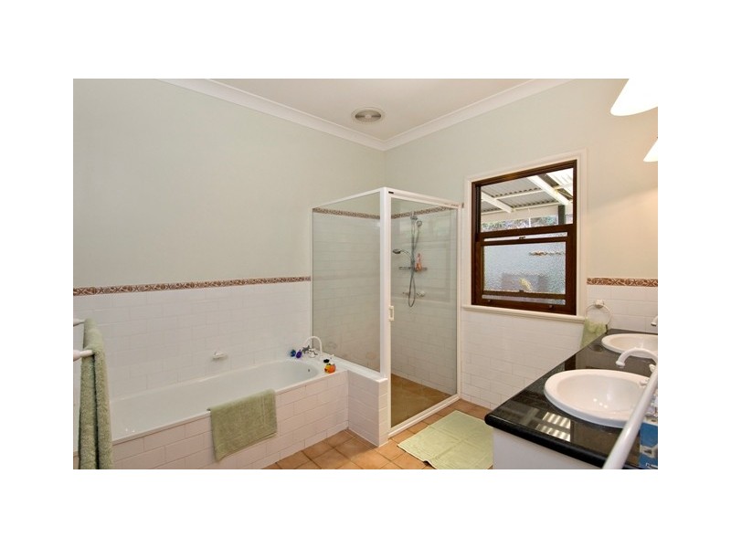 2-4 Runnymede Avenue, Redlynch QLD 4870