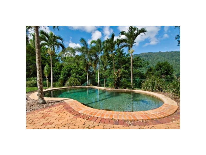 2-4 Runnymede Avenue, Redlynch QLD 4870