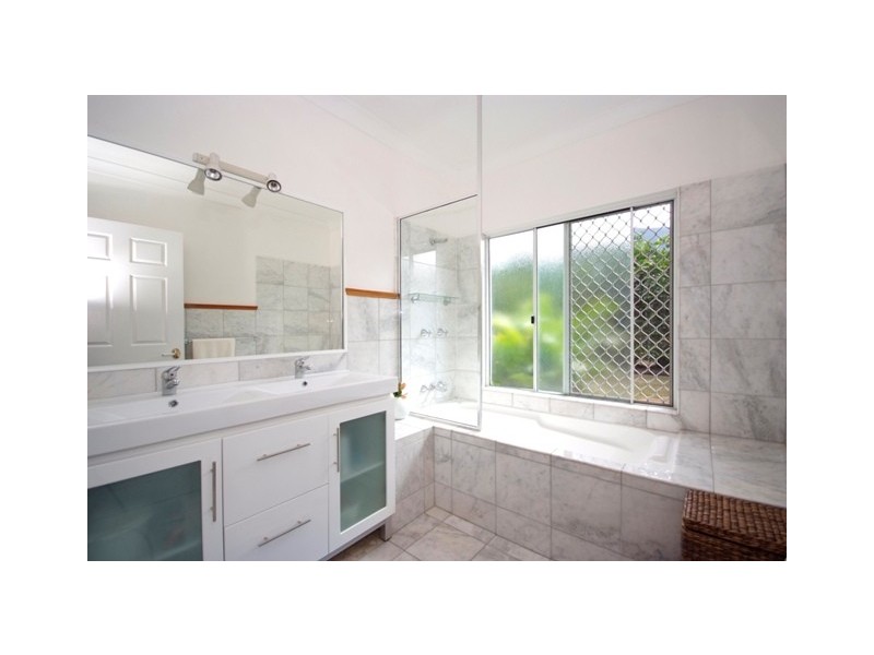 10 Crystal Close, Redlynch QLD 4870