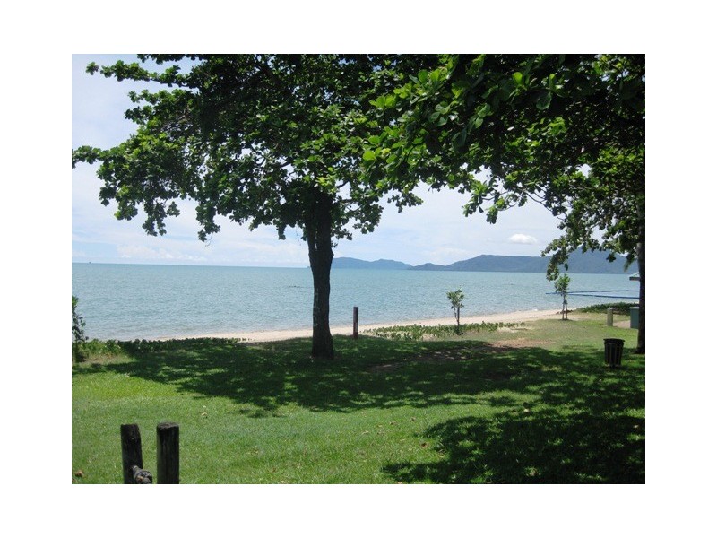 Holloways Beach QLD 4878