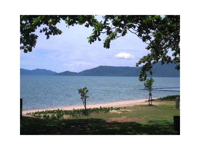 Holloways Beach QLD 4878