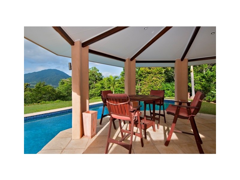 15  Hook Close, Brinsmead QLD 4870