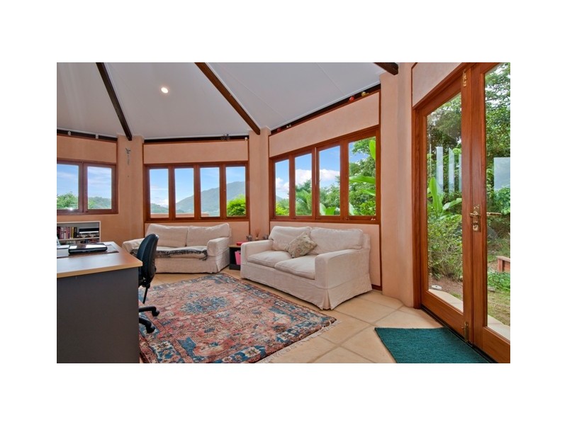 15  Hook Close, Brinsmead QLD 4870