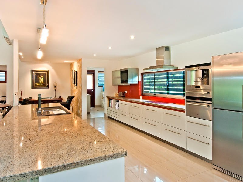 8 Lillian Road, Palm Cove QLD 4879