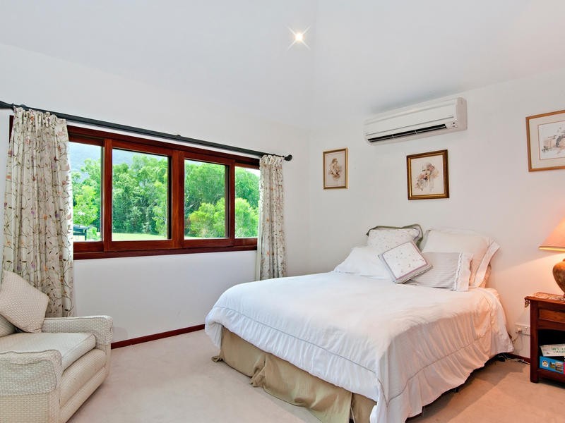8 Lillian Road, Palm Cove QLD 4879
