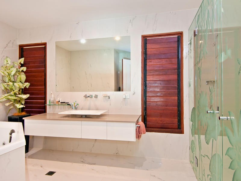 8 Lillian Road, Palm Cove QLD 4879