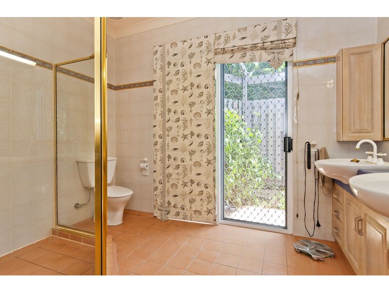 17 Olfersia Court, Mooroobool QLD 4870